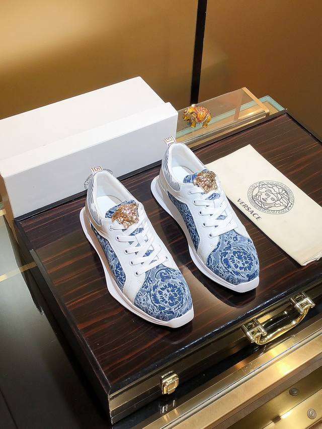 商品名称：Versace 范思哲 正规码数: 38-44 休闲鞋 商品材料：精选 牛皮鞋面，柔软羊皮内里；原厂大底。